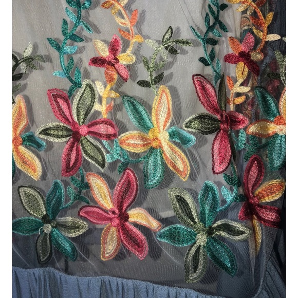 NWT Flowy Blouse. Size Small. - Picture 4 of 4